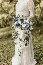 This rich bouquet keeps it simple with lush greenery and soft pops of white florals. 1jwazswxw6wzwm