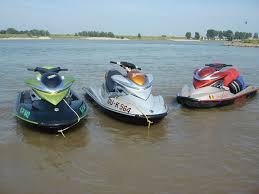 Einige modelle bieten für das fahren im sitzen sogar sitzbänke an, auf denen bis zu vier personen platz finden. Jetski Fahren Posts Facebook