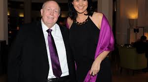 Reiner calmund hat 5 kinder aus zwei ehen, seit 2003 ist er mit seiner dritten frau sylvia verheiratet. Calmund Frau