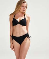 Bas de maillot avec minces lanières et petits anneaux en métal sur les côtés. Des Fesses So Sexy Avec Le Maillot De Bain Tanga