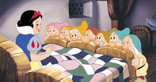 76 عام ا على إنتاج فيلم سنو وايت والأقزام السبعة الأميرة الخيالية تحولت لماركة مسجلة للأدوات المدرسية واستشارى طب نفسى غير مناسب للفتيات الصغيرات لأنه يجذبهن لتكوين علاقات عاطفية فى مراحل مبكرة