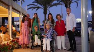 Felipe VI y la reina Letizia, de cena sorpresa por Mallorca con la princesa  Leonor y la infanta Sofía: los detalles de la velada