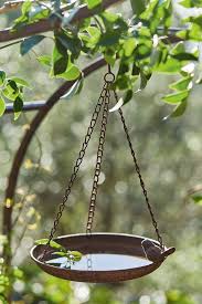 Schlossgartenflair Fur Den Landhaus Garten Die Vogeltranke Aus Eisen Zum Aufhangen Peppt Die Gartengestaltung Auf Und Ist Gle Garten Garten Design Garten Deko