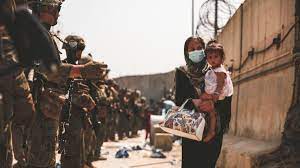 The attacks killed at least 60 afghans and 13. Evakuierung Aus Kabul Viel Chaos Noch Mehr Schuldzuweisungen Br24
