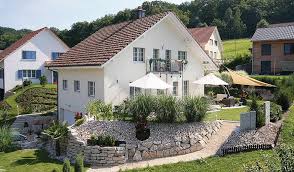 Bauen Am Hang Swisshaus Ag Bauen Am Hang Swisshaus Ag Fantastische Hinter Und Vorgarten Landschaftsen In 2020 Haus Hanglage Haus Aussendesign Haus Aussenbereiche