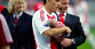 Na zijn doelpunt rende berghuis naar de middellijn, waar hij contact zocht met zijn broertje, vrienden en vriendin. Voetbal En Vaderschap Mijn Spelers Hebben Maar Papadag Als Ze Vrij Zijn Nrc