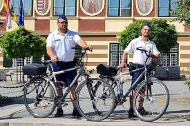 Jun 06, 2021 · a 21 éves fiatalt végül fél órával később találták meg, és az életét már nem tudták megmenteni. Biciklis Rendorokkel Erosit Koszeg