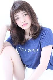 丸顔さんに似合うぱっつん前髪の法則とは バングの幅を狭くして大人可愛いを手に入れよう ぱっつん前髪 前髪 スタイル