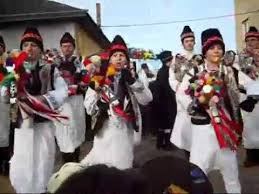 Spaniolii de exemplu mananca 12 boabe de struguri in noaptea de revelion, la ora 12, simbol al dorintelor pentru fiecare dintre cele 12 luni ale anului urmator, iar napolitanii arunca pe fereastra lucruri vechi, care. Datini Si Obiceiuri De Anul Nou Vorona Botosani Youtube