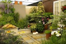 Pasti banyak yang berharap tetap memiliki taman belakang rumah meski lahan tinggal terbilang sempit. Taman Belakang Rumah Minimalis Lahan Sempit Kuat Belajar