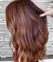 Le Nouveau Roux Qui Enflamme La Toile Le Copperhair Couleur Cheveux Coupe Cheveux Long Boucles Cheveux Acajou