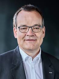 Robert Perich's Instagram, Twitter & Facebook