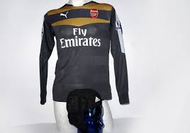 Bei fußballspielen er trägt seit einer verletzung 2006 einen helm. Von Petr Cech Sein Getragener Helm