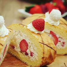 Erdbeersahnerolle Erdbeerrolle Erdbeerraffaello Raffaello Biskuitrolle Feinfeinschmeckts Kochmami Lebensmittel Essen Erdbeerrolle Erdbeeren
