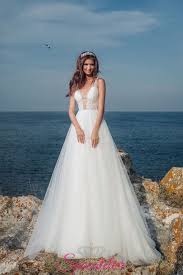Bellissimo l'effetto della schiena che presenta un effetto nudo con bottoncini lungo tutta la schiena e' possibile avere. Abiti Da Sposa On Line Sicuri Italiani Con Gonna In Tulle Glitteratosposatelier