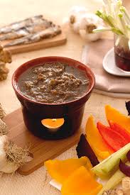 Molti sostengono che la vera ricetta della bagna càuda dovrebbe contemplare l'utilizzo dell'olio di noci e non dell'olio di oliva, questo perché le coltivazioni di ulivo sono liguri e non piemontesi. La Bagna Cauda Questa Sconosciuta Sonia Peronaci