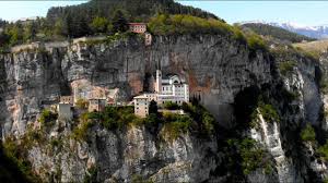 La corona venne commissionata da vittorio amedeo ii di savoia nel 1681 per ringraziare la madonna di oropa della fine della guerra del sale iniziata in piemonte l'anno precedente. Sanctuary Of Madonna Della Corona Youtube