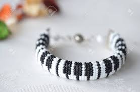 Maybe you would like to learn more about one of these? Perlen Hakeln Armband Wie Klaviertastatur Close Up Lizenzfreie Fotos Bilder Und Stock Fotografie Image 71925085