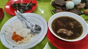 Rebus daging sapi dan juga tulang sapi hingga matang dan empuk. Masuk Surabaya Lewat Tol Trans Jawa Jangan Lupa Cicipi Kuliner Rawon Setan