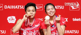 Apriyani rahayu (29 nisan 1998 doğumlu), çiftlerde uzmanlaşmış bir endonezyalı badminton oyuncusu. Indonesia Masters Greysia Apriyani Juara Di Rumah Sendiri
