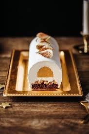 Buche De Noel Mousse Vanille Chocolat Blanc Caramel Pecans Lilie Bakery Recette En 2020 Buche De Noel Buche De Noel Mousse Mousse Vanille