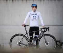 But, what sets yee apart from the rest of his peers? Alex Yee Signs With Hutchinson Industry News Tri247 Com