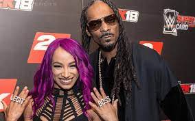 El gif animado de sashabanks snoopdogg entrance perfecto para tus conversaciones. Snoop Dogg On Sasha Banks Title Win Golden Role Models Join Elite Wwe List Pwmania Com