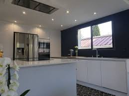cuisine en laque blanche et plan de travail blanc cuisines design meuble cuisine cuisine haut de gamme