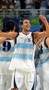 En el segundo parcial, el equipo, que tiene a ya durante el tercer parcial, los campeones olímpicos en atenas 2004 bajaron la intensidad en ataque pero la mantuvieron en defensa, lo que les. La Divertida Anecdota De Las Pelotas De La Final De Basquet En Atenas 2004 Depo