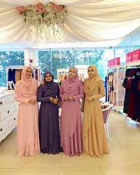 Trend terkini baju gamis modern wanita indonesia meliputi corak warna yang terang seperti cream, biru, merah muda, ungu dan hitam, hingga ada juga gamis motif batik. Style Is Now Matter In Muslim Girls Fashion As Well As Modesty You Are Strongly In Need Of Fashiona Model Pakaian Hijab Pakaian Wanita Model Pakaian Muslim