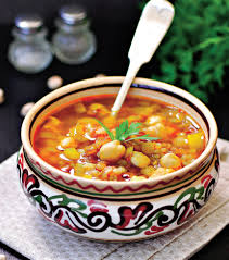 1 ceapa, tocata marunt, 2 morcovi tocati cuburi, 1 cana linte rosie, 1 lingura pasta harissa (pasta din ardei iuti), 1 1/2 lingurita pudra de cumin, 1 1/2 lingurita pudra de coriandru, 1 lingurita scortisoara pudra, 2 1/2 cani supa de pui bio, 1 lingura sirop de artar, sucul de la 1 lamaie, sare/piper. SupÄ MarocanÄ De NÄut Cea Mai SÄÈioasÄ SupÄ