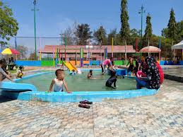 Yaitu daftar kolam renang yang ada di bandung yang bagus dan murah, mulai dari kolam renang air biasa di bandung hingga sejumlah lokasi kolam renang air hangat di bandung yang terkenal, seperti kolam renang di lembang, ciwidey dan di kota bandung yang enak untuk dijadikan tempat. Destinasi Baru Taman Pemandian Anak Di Kalianget Sumenep Madura Lensahukum Co Id