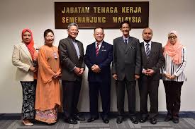 Di luar jabatan tenaga kerja asing yang diperbolehkan kepmenaker no 228/2019, pemerintah masih memberlakukan ketentuan pembatasan peran tka sebagaimana yang diatur dalam uu ketenagakerjaan no 13 tahun 2003 di bab viii tentang penggunaan tenaga kerja asing. Mesyuarat Antara Kementerian Sumber Perbadanan Tabung Pembangunan Kemahiran Ptpk Pinjaman Latihan Kemahiran Facebook
