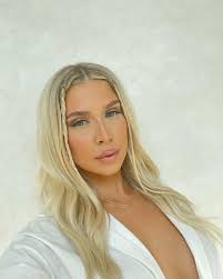 Alyssa Hyde's Instagram, Twitter & Facebook