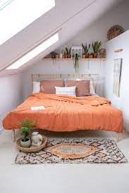 Betaalbaar Duurzaam Beddengoed Een Goed Verhaal Tiny Bedroom Design Tiny Bedroom Attic Bedroom Designs