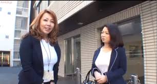 風間ゆみ】人妻レズナンパ！Iカップ爆乳奥様は女性の手にも敏感反応し指でも電マでも即絶頂する早漏クリトリス | エッチな写真