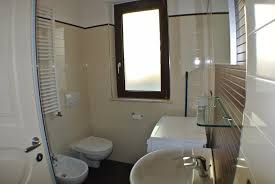 Il bagno moderno, composto da mobili coordinati e rifornito con tutti i comfort. Bagno Con Cabina Doccia E Lavatrice Residence Costa Verde Picture Of Hotel Costa Verde Pineto Tripadvisor