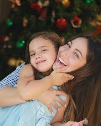 Feliz día de las madres @karlamonroig ¡Gracias por darme el mejor regalo de  mi vida y por ser la madre más amorosa con Amanda!!! ❤️💖💕 💐