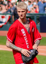 Hailing from cleveland, ohio, this artiste signed to bad boy and interscope records. Machine Gun Kelly Musician Wikipedia