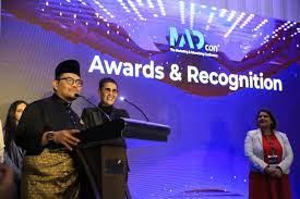 Hanya yang terbaik di dunia. Dr Azizan Osman Catat Sejarah Anak Malaysia Pertama Dianugerah Top 50 Marketing And Advertising Leaders Sempena Madcon Dubai 2019 Semasa Mstar