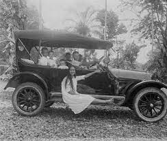 Potret Keluarga Eropa Dengan Mobilnya Dutch East Indies East Indies Indonesia