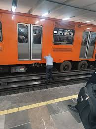 Estación Zapata, le están echando aire a las llantas del metro. 😅😅 10  minutos parados en la estación. 10:10 am. 22 de noviembre. Tomen sus  precauciones para que no lleguen tarde.