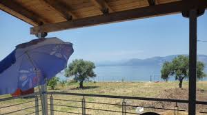 Η αρκίτσα αποτελεί έναν από τους παράλιους οικισμούς του νομού με μέγιστο υψόμετρο 40μ. Katoikia Sthn Arkitsa Panw Sto Kyma 300 000