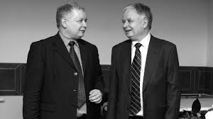 On november 15 it will be 30 years since that historic event. Lech Und Jaroslaw Kaczynski Polen Nach 1989 Geo