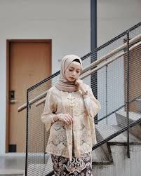 Tampak depan dan belakang yang tentunya menarik perhatian kamu. 9 Ide Model Kebaya Untuk Bumil Atau Busui Tetap Nyaman Santun Dan Elegan
