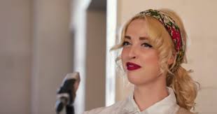 Indie artist Elizabeth Moen melts hearts with song “Headgear” for NPR Tiny  Desk contest