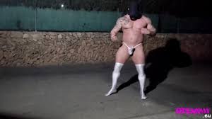 Homme musclé en string sur une rue publique
