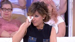 Sonsoles Ónega rompe a llorar al ver los recuerdos de su infancia en la  aldea gallega de Mosteiro