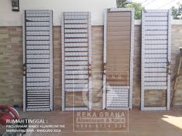 Dengan team muda profesional dan berpengalaman membuat kami selalu inovatif untuk menciptakan karya dengan bahan aluminium berkualitas dan memiliki nilai estetika & kesan elegan pada bangunan anda. Pintu Swing Aluminium Spesialis Kusen Alumunium Bandung