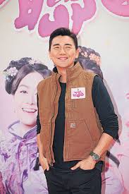 I like when actors repost funny fanart or meme made with their picture #tonyhung #洪永城 ~ when 睇怕 #洪永城 要搵番個女朋友幫佢手喇﹗ 熱搜新聞︰ 楊千嬅影唱片封套換足八個look︰似拍攝春夏時裝. é‚Šä½è—äººèŠ±åæœ€å¥½ç¬' æ´ªæ°¸åŸŽ å«æˆ' æ´ªé¢¨ å¥½å°·å°¬ æ™´å ± å¨›æ¨‚ å¨›æ¨‚ D210122